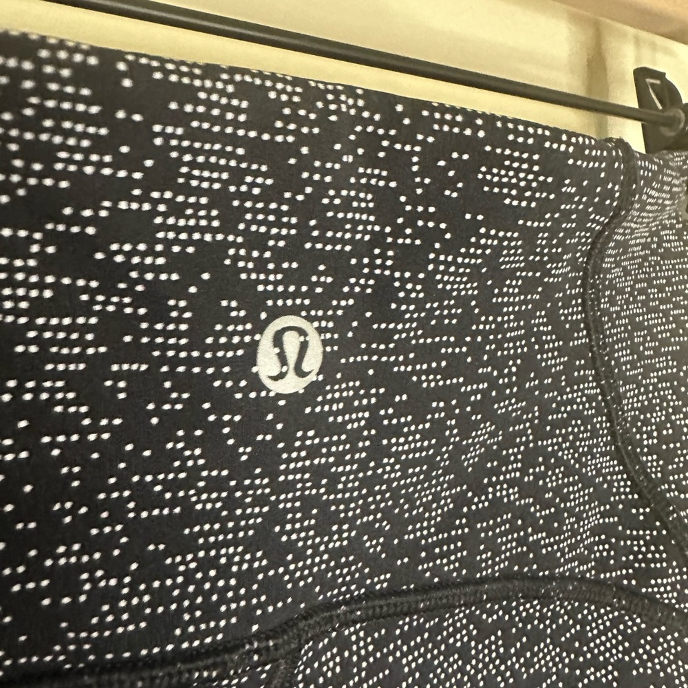 Lululemon Black and White Patterned Leggings, size 4, 17 inch inseam